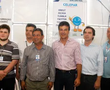 O governador Beto Richa, ao lado do secretário de Relaçãoes com a Comunidade, Wilson Quinteiro, visita o estande da Celepar