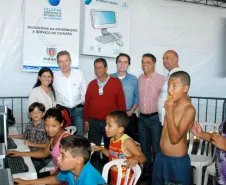 O prefeito Luciano Ducci, os secretários de Relações com a Comunidade do Estado e do Município, respectivamente, Wilson Quinteiro e Fernando Guedes, observam os adolescentes acessando gratuitamente a internet no estande da Celepar