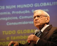 O ex-ministro Osires Silva fala sobre a importância do trabalho em equipe durante o fórum realizado na UFPR