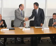 Assinatura de acordo entre TSE e governo do Paraná