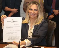 A governadora Cida Borghetti assinou nesta segunda-feira (23), durante a reunião do secretariado, no Palácio Iguaçu, um decreto que padroniza os procedimentos de atendimento e deixa de exigir dos usuários informações que já estão na base de dados do Estado. A ideia é diminuir a burocracia e facilitar o atendimento dos órgãos públicos estaduais aos cidadãos.