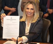 A governadora Cida Borghetti assinou nesta segunda-feira (23), durante a reunião do secretariado, no Palácio Iguaçu, um decreto que padroniza os procedimentos de atendimento e deixa de exigir dos usuários informações que já estão na base de dados do Estado. A ideia é  diminuir a burocracia e facilitar o atendimento dos órgãos públicos estaduais aos cidadãos.