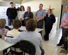 Loiola entregando o catálogo de soluções para os municípios elaborado pela Celepar ao prefeito de Floresta.