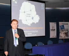 O presidente Jacson Carvalho Leite apresenta a linha de produtos e serviços da Celepar aos participantes do I Congresso Paranaense de Cidades Digitais