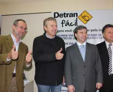 A partir da direita, o diretor-geral do Detran-PR, Marcos Traad, o prefeito de Curitiba, Luciano Ducci, o secretário da Segurança Pública, Reinaldo de Almeida César e o diretor-geral do Instituto, Newton Tadeu Rocha