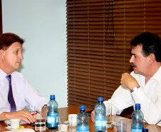 O presidente Jacson Carvalho Leite e o secretário Cesar Silvestri tratam da aplicação de soluções de tecnologia da informação e comunicação no governo do Estado e junto aos municípios paranaenses