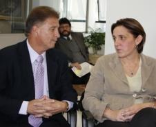 O presidente Jacson Carvalho Leite e a secretária Maria Tereza Uille Gomes avaliam a implantação do comite com a participação de representantes da SEJU, SESP, Celepar e Tribunal de Justiça. Ao fundo, o coordenador do DEPEN, Cezinando Vieira Paredes