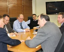Além de Jacon Leite e Mounir Chaowiche participaram da reunião os diretores da Celepar Danilo Scalet, Lucio Alberto Hansel, Rafael Moura de Oliveria, Luiz Fernando Ballin Ortolani e o assessor Sergio Tenório