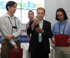 Presidente Jacson Carvalho Leite (ao centro) ao lado dos analistas Luis Alberto Menon de Araújo e Dirceu Grein, recebem o prêmio e-Gov 2013