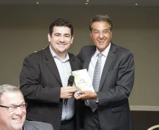 Márcio Silva de Lira entrega ao secretário José Richa Filho convite para o SECOP 2016, que acontece em Manaus, sob a coordenação da Prodam