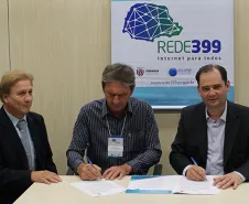 O secretário para Assuntos Estratégicos, Edson Casagrande e o presidente da Celepar, Jacson Carvalho Leite, assinam protocolo de intenções, para instalação da Rede 399 de internet para todos.Curitiba, 26-03-14