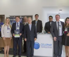 Estande da Celepar no evento. Da esquerda para a direita: Jeferson Costa, Andréa Smaniotto, Nelson Garcia, Gilmar Tesseroli, Jacson Carvalho Leite, Edgar Machoski, Vinicius Moura, Elcio Marcowcz e Hericka Cardoso