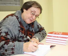 Também foi tarde de autógrafos para Yara Sarmento