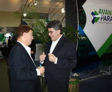 O secretário Chefe da Casa Civil, Luiz Eduardo Sebatiani conversa com o presidente Jacson Carvalho Leite no estande da companhia no evento em Foz do Iguaçu