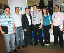O prefeito eleito de Matelândia, Rineu Menoncin, acompanhado pela esposa Maria Lucia e pelos assessores, Evandro Oro, Cesar Berger e Otoniel Júnior, esteve visitando o estande da Celepar e conversando com o presidente Jacson Carvalho Leite sobre soluções de TIC aos municípios