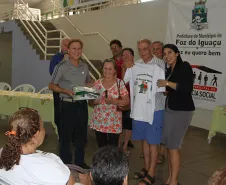 O presidente Jacson Carvalho Leite e a secretaria Claudia Pereira entregam o material do curso aos participantes