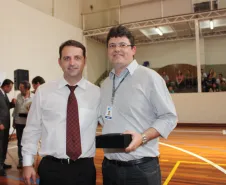 O presidente da Funcel, Antonio Carlos Wolf Jr entrega a homenagem de 25 anos a Mário Moraes Jr