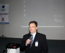 O diretor de operações da Celepar Luiz Fernando Ballin Ortolani fala sobre o inventário de informática do estado, durante evento no auditório da empresa