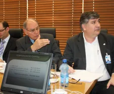 O diretor administrativo-financeiro, Lucio Alberto Hansel, entre o secretário Edson Casagrande e o diretor da SEFA, Amauri Escudero, apresenta os resultados do balanço 2011