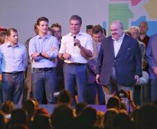 O governador Beto Richa e o prefeito de Curitiba, Rafael Greca, abriram nesta quarta-feira (27) o Mutirão da Cidadania do Cajuru, na Região Leste da capital. O evento, que termina neste sábado (30), oferece cerca de 200 serviços à população nas áreas de saúde, educação, segurança e desenvolvimento social, além de atendimento por meio da Copel e Sanepar.Curitiba, 27/09/2017.Foto: José Fernando Ogura/SEAE