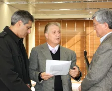 O presidente Jacson Carvalho Leite apresenta aos secretários José Richa Filho e Cassio Taniguchi os resultados positivos do balancete da Celepar