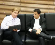 O presidente da Celepar, Jacson Carvalho Leite apresenta ao presidente da Prodep, José Alipio Jr, soluções de TI desenvolvidas no Paraná