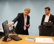 O presidente Jacson Leite mostra como será o funcionamento da futura Sala de Situação do governo do Estado 