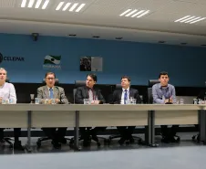 Carlos Pessoa, Jacson Carvalho Leite, Fernando Matesco, Amilto Francisquevis, Luciano Cardoso e Antônio João Lima no Centro Integrado de Informações Estratégicas da Celepar (CIIE)