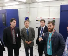 Carlos Eduardo Amaro (DIOPE), segundo da direita para esquerda, explica o funcionamento do Data Center Corporativo do Governo do Estado do Paraná à equipe do CIIE