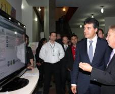 O presidente da Celepar, Jacson Carvalho Leite demonstra ao governador Beto Richa a forma como o boletim eletrônico será preenchido pelo cidadão