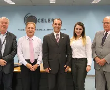 O assessor de comunicação da Celepar, Eloir José Sbalqueiro, Jacson Carvalho Leite, Márcio Villela, a assessora de comunicação da AERP, Andressa Maltaca, e Lucio Alberto Hansel