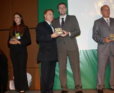 O presidente Jacson Carvalho Leite recebe o prêmio em nome da Celepar