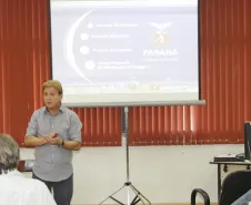 O presidente Jacson Carvalho Leite fala aos prefeitos da Amepar sobre soluções de TIC