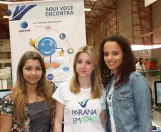 As estagiárias que atenderam a população no estande da Celepar: Eduarda Forte, Regina Carvalho e Camila Possenti