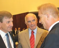 Presidente Jacson Leite fala sobre o sistema de controle de orçamentário desenvolvido pela Celepar com o deputado estadual Elio Rusch (DEM), relator da Comissão de Orçamento
