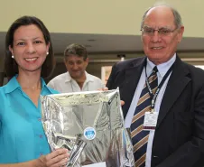 Carla Maria Cardoso da Silva homenageada pelos seus 15 anos de serviços prestados na Celepar. 
