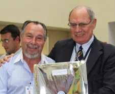 Antonio Carlos Schimaleski homenageado pelos seus 25 anos de serviços prestados na Celepar. 
