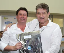 Mauricio Oliveira Ferreira homenageado pelos seus 25 anos de serviços prestados na Celepar. 