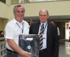 Milton Taborda Ribas homenageado pelos seus 35 anos de serviços prestados na Celepar. 