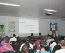 O analista da Celepar Vitório Furusho ministra palestra sobre Novidades do LibreOffice, na manhã desta quarta-feira, primeiro dia da Latinoware 2012