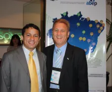 A partir da esq. José Alípio Diniz de Morais Junior (Prodap/AP) e o diretor-presidente da Celepar, Jacson Carvalho Leite atual presidente do Conselho Fiscal da diretoria da Associação Brasileira de Entidades Estaduais de Tecnologia da Informação e Comunicação (Abep)