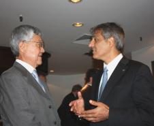 A esq. o secretário de Infraestrutura e Logísitca, de acordo com seu titular, José Richa Filho e o representante do governador Beto Richa no evento, o secretário do Planejamento e Coordenação Geral, Cassio Taniguchi, presidente do Conselho de Administração da Celepar e do Conselho Estadual de Informação e Telecomunicações (COSIT)