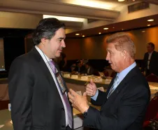 A partir da esq. o presidente do Conselho de Associadas, Joaquim José Fernandes da Costa Junior e o diretor-presidente da Celepar, Jacson Carvalho Leite e presidente do Conselho Fiscal da Associação Brasileira de Entidades Estaduais de Tecnologia da Informação e Comunicação (Abep)