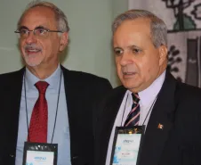 A esq. o secretário executivo, René Lapyda (Prodesp/SP) ao seu lado o vice-presidente Executivo, Nelson Oliveira Menezes Filho (Itec/AL)
