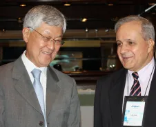 A esq. o representante do governador Beto Richa no evento, o secretário do Planejamento e Coordenação Geral, Cassio Taniguchi, presidente do Conselho de Administração da Celepar e do Conselho Estadual de Informação e Telecomunicações (COSIT) e Nelson Oliveira Menezes Filho (Itec/AL)