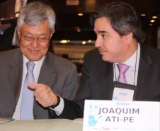 A esq. o representante do governador Beto Richa no evento, o secretário do Planejamento e Coordenação Geral, Cassio Taniguchi, presidente do Conselho de Administração da Celepar e do Conselho Estadual de Informação e Telecomunicações (COSIT) e o presidente do Conselho de Associadas, Joaquim José Fernandes da Costa Junior