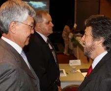 A esq. o representante do governador Beto Richa no evento, o secretário do Planejamento e Coordenação Geral, Cassio Taniguchi, presidente do Conselho de Administração da Celepar e do Conselho Estadual de Informação e Telecomunicações (COSIT), o vice-presidente executivo, Nelson Oliveira Menezes Filho (Itec/AL) e Paulo Coelho (Proderj/RJ)