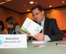 A esq. Cecilia Miyata (ABEP), Mirian Stainsack Crozeta (Celepar) e Mauro Sorgenfrei (Celepar)