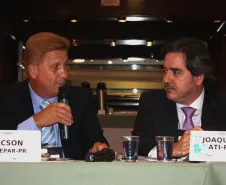 A partir da esq. o diretor-presidente da Celepar, Jacson Carvalho Leite e presidente do Conselho Fiscal da Associação Brasileira de Entidades Estaduais de Tecnologia da Informação e Comunicação (Abep) e o presidente do Conselho de Associadas, Joaquim José Fernandes da Costa Junior