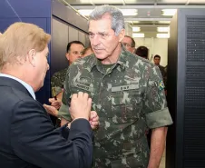 General Francisco Modesto, ao lado do presidente Jacson Leite, conhece o data center da Celepar